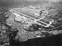 沖縄市、嘉手納町、北谷町に、あたがる広大な米軍嘉手納基地。周辺に住宅が密集している。